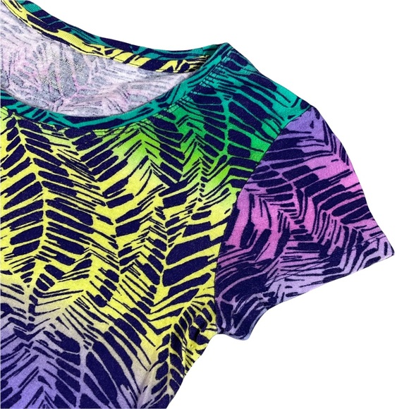Daisy Fuentes size small multicolored feather or leaves short sleeve T-shirt - Picture 2 of 8
